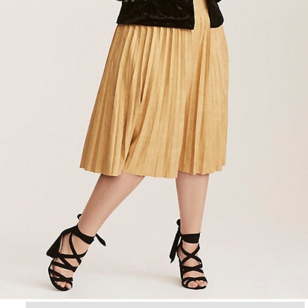 🌙 Torrid Gold Pleated Skirt